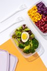 Hausgemachtes veganes Essen in Lunchboxen mit gesundem Gemüse frisch von oben. Veganes Lebensmittelkonzept. Gesunde Ernährung. Flach lag er. Ansicht von oben — Stockfoto