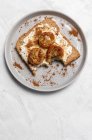 Домашний жареный хлеб сверху со сливочным сыром, жареным бананом, медом и корицей.. — стоковое фото