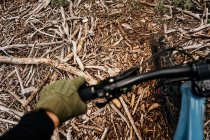 Ciclista andar de bicicleta no caminho rochoso na floresta — Fotografia de Stock