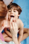 Pediatra che esamina la gola di un piccolo paziente — Foto stock