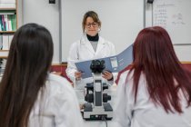 Reife Frau unterrichtet Studenten im Labor — Stockfoto