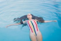 Adolescent fille avoir amusant dans l 'piscine — Photo de stock