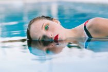 Adolescente chica tener divertido en la piscina - foto de stock