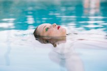Дівчинка - підліток, що розважається у плавальному басейні — стокове фото