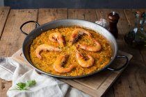 Metal pan of paella with roasted shrimps — Stock Photo