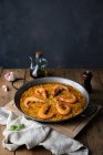 Металева сковорода з паелья зі смаженими креветками — стокове фото