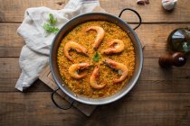 Blechpfanne mit Paella und gebratenen Garnelen — Stockfoto