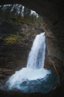 Живописный вид на скалы с водопадом — стоковое фото