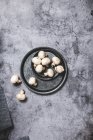 Frische Pilze auf grauem Tisch — Stockfoto