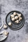 Cogumelos frescos na mesa cinzenta — Fotografia de Stock