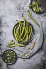 Fagioli serviti su piatto su sfondo grigio — Foto stock