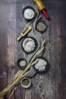 Flache Lage aus verschiedenen Brotmehlsorten und Zusatzstoffen auf rustikaler Holzoberfläche mit Weizen — Stockfoto