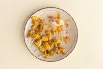 Hausgemachte maurische Spieße mit Fleischreis mit Gewürzen. Typisch orientalisches Essen von oben auf beigem Hintergrund. Flach lag er. Ansicht von oben — Stockfoto