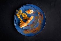 Hausgemachte maurische Spieße mit Fleischreis mit Gewürzen. Typisch orientalisches Essen von oben auf dunklem Hintergrund. Flach lag er. Ansicht von oben — Stockfoto