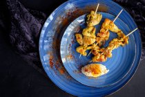 Домашние мавританские шашлыки с рисом из мяса со специями. Типичная восточная еда сверху на тёмном фоне. Плоский лежал. Вид сверху — стоковое фото