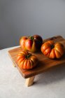 Композиція з червоними помідорами на столі — стокове фото