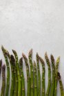 Pose plate d'asperges fraîches sur une table en marbre blanc — Photo de stock