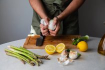 Zubereitung Zwiebel auf Holzschneidebrett hacken — Stockfoto