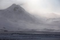 Vista de snowcapped cena rochosa com nevoeiro — Fotografia de Stock
