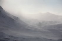 Vue de la scène rocheuse enneigée avec brouillard — Photo de stock