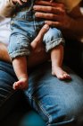 Erntehelfer mit Baby ruht zu Hause — Stockfoto