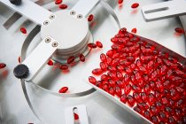Prozess und Verpackung der industriellen Herstellung von Tabletten und Pillen für den Medizin- und Gesundheitssektor — Stockfoto