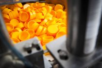 Cadeia de embalagens e fabricação de comprimidos e frascos de comprimidos e comprimidos industrialmente para o setor médico e de saúde — Fotografia de Stock