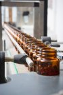Verpackungskette und Herstellung von Tabletten und Fläschchen von Tabletten und Pillen industriell für den Medizin- und Gesundheitssektor — Stockfoto