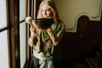 Жінка грає в гомілковостопні чаші вдома — стокове фото