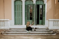 Femme jouant lyre sur les marches — Photo de stock