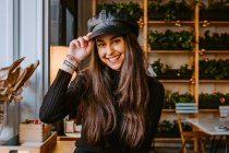 Glückliche junge Frau ruht sich in Cafeteria aus — Stockfoto
