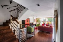 Moderno soggiorno interno nei colori rosso e verde con ampio divano — Foto stock