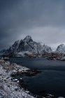 Von oben über dem Stadthafen gegen schneebedeckte Bergrücken am Horizont bei bewölktem Wetter in Norwegen — Stockfoto