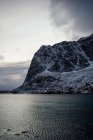 Dall'alto del porto della città contro creste di montagna innevate all'orizzonte in tempo coperto in Norvegia — Foto stock