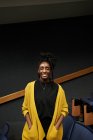 Schwarzer Student blickt im Hörsaal in die Kamera — Stockfoto