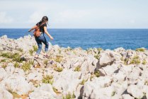 Unerkennbare Frau läuft in der Natur auf Hügel — Stockfoto