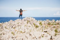 Неузнаваемая женщина стоит на холме на природе — стоковое фото