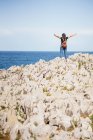 Unerkennbare Frau steht auf einem Hügel in der Natur — Stockfoto