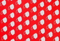 Collage von Crowdmasken, die den Faktor KN95 vor rotem Hintergrund schützen — Stockfoto