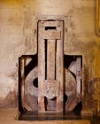 Porta metallica intemperie inondata di acqua dal basso e obsoleta dal mancato utilizzo in antica fabbrica — Foto stock