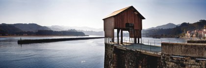 Holzpavillon auf Pier in der Nähe des ruhigen Meerwassers im Hafen von San Esteban de Pravia, Spanien — Stockfoto