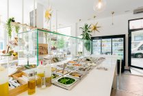 Современный ресторан с системой самообслуживания и подают вкусные блюда и блюда в металлическом теплом контейнере на прилавке — стоковое фото