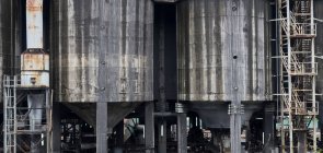 Shabby gigante metal cilindro metal estrutura de estrutura de depósito abandonado na mina de carvão — Fotografia de Stock