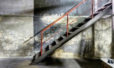 Vue latérale de l'escalier métallique avec rampe rouge — Photo de stock