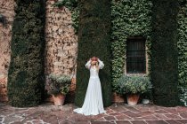 Молода наречена стоїть біля старого маєтку — стокове фото