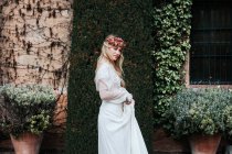 Giovane sposa in piedi vicino alla vecchia tenuta — Foto stock