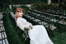 Элегантная невеста отдыхает на гостевых местах — стоковое фото