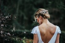 Blonde Braut ruht im Hof — Stockfoto