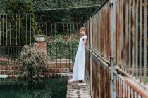 Jovem noiva perto de escória cerca e piscina — Fotografia de Stock