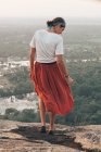 Повернення до нерозпізнаної подорожньої жінки в повсякденному одязі і бандана захоплюється мальовничим пейзажем під час відпустки в Сігірії. — стокове фото